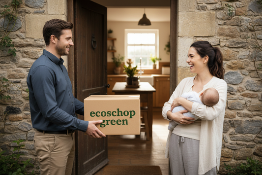 corriere uomo che consegna alla mamma con bimbo in braccio sul portone di casa un cartone con la scritta ecoshop green  la mamma sorride felice sullo sfondo la porta aperta con la cucina 